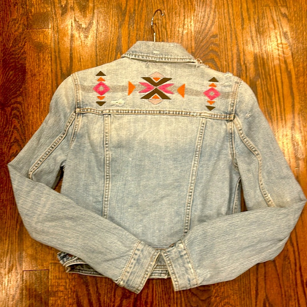 American Eagle women’s fitted denim jacket